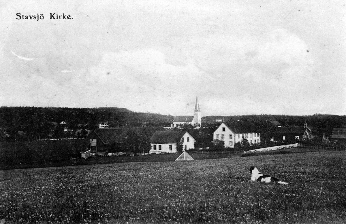 Stavsjø kirke, Hedmark. Hjelthjelt i forgrunnen. Postkort.