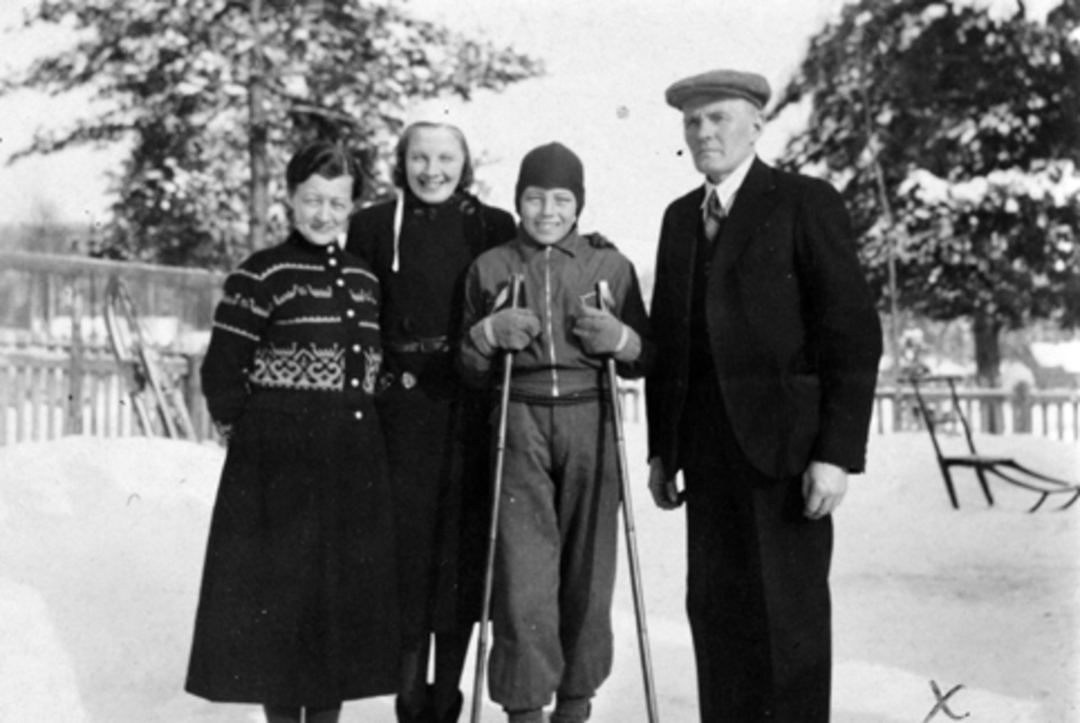 Marte, Else, Henry og Ingmar Østeraas, Kastbakken, Moelv. 1943.
