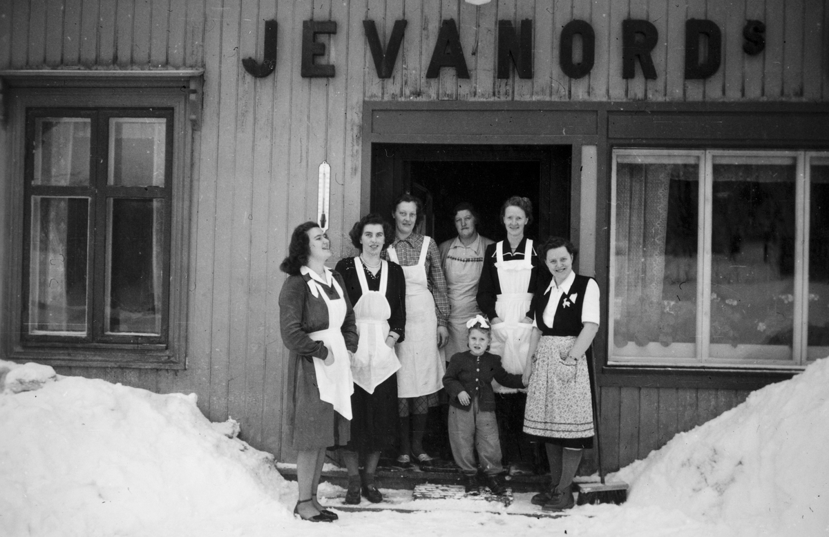 Jevanord kafe i Gamlegata i Brumunddal, 1950-åra. Serveringsdamer.  T. h. Dagny Jevanord