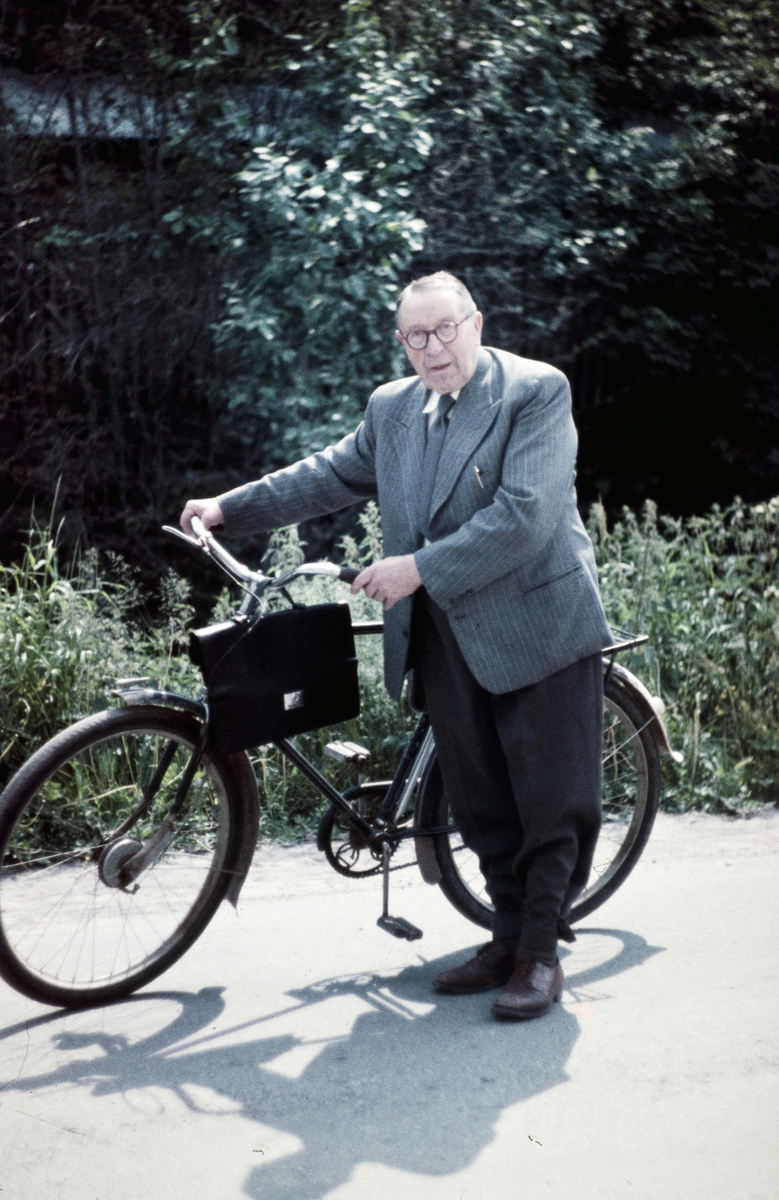 Nils Nyhus med sykkel. Nyhus var i mange år overlærer ved Mørkved skole, Brumunddal.