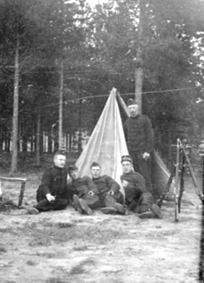 5 SOLDATER I MILITÆRUNIFORM, TERNINGMOEN, TELT, GEVÆR, LARS IMERSLUND FØDT: 8. 4. 1880 SITTER SOM NR 1 FRA HØYRE