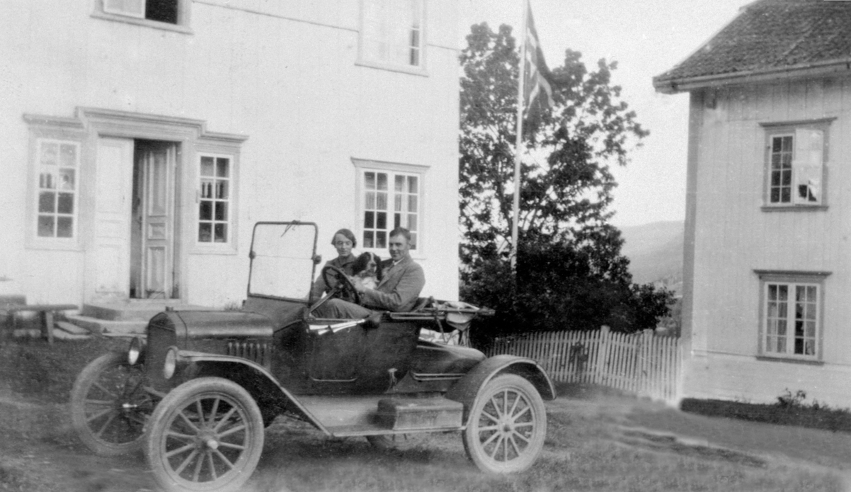 FAMILIEN LANDHEIM M/T-FORD, BØ I GAUSDAL. Ford T 1920-22 med roadsterkarosseri (åpen toseter).