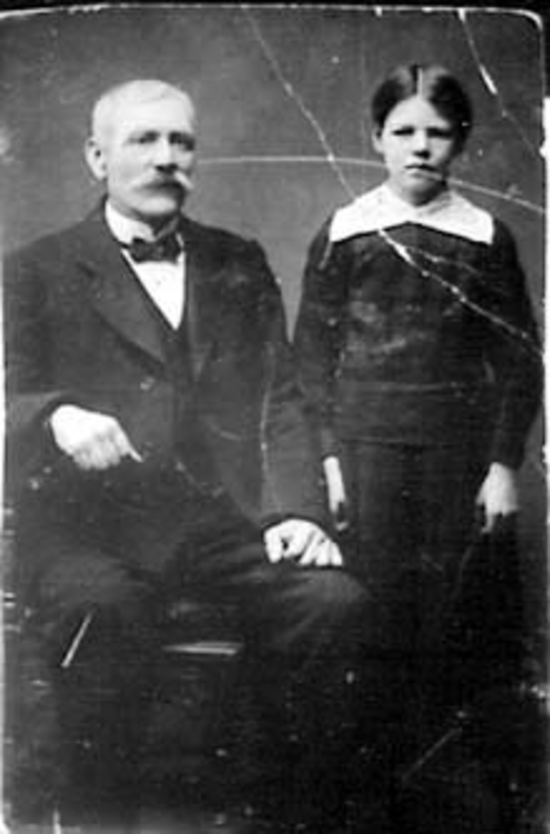 GRUPPE: 2, KARL BÆK HOEL FØDT: 1856, DATTER BERTHE. Berte Helene. Hun var født 5. oktober 1905. 