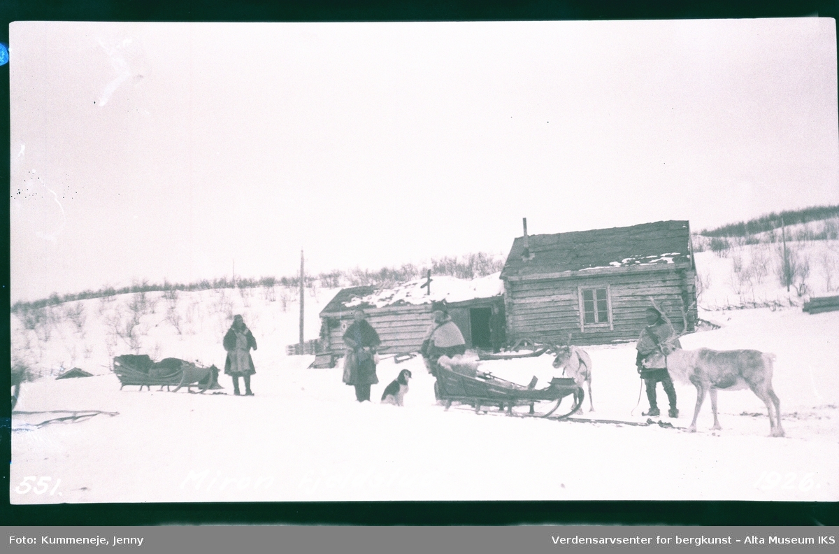 Mennesker i gruppebilde med slede og rein. Naturlandskap og Miron fjellstue i bakgrunn. 1926