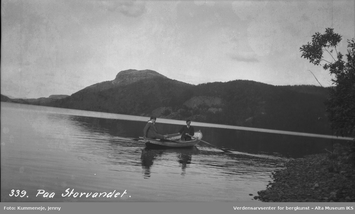 Personer i båt på Storvannet, Talvik. 1921