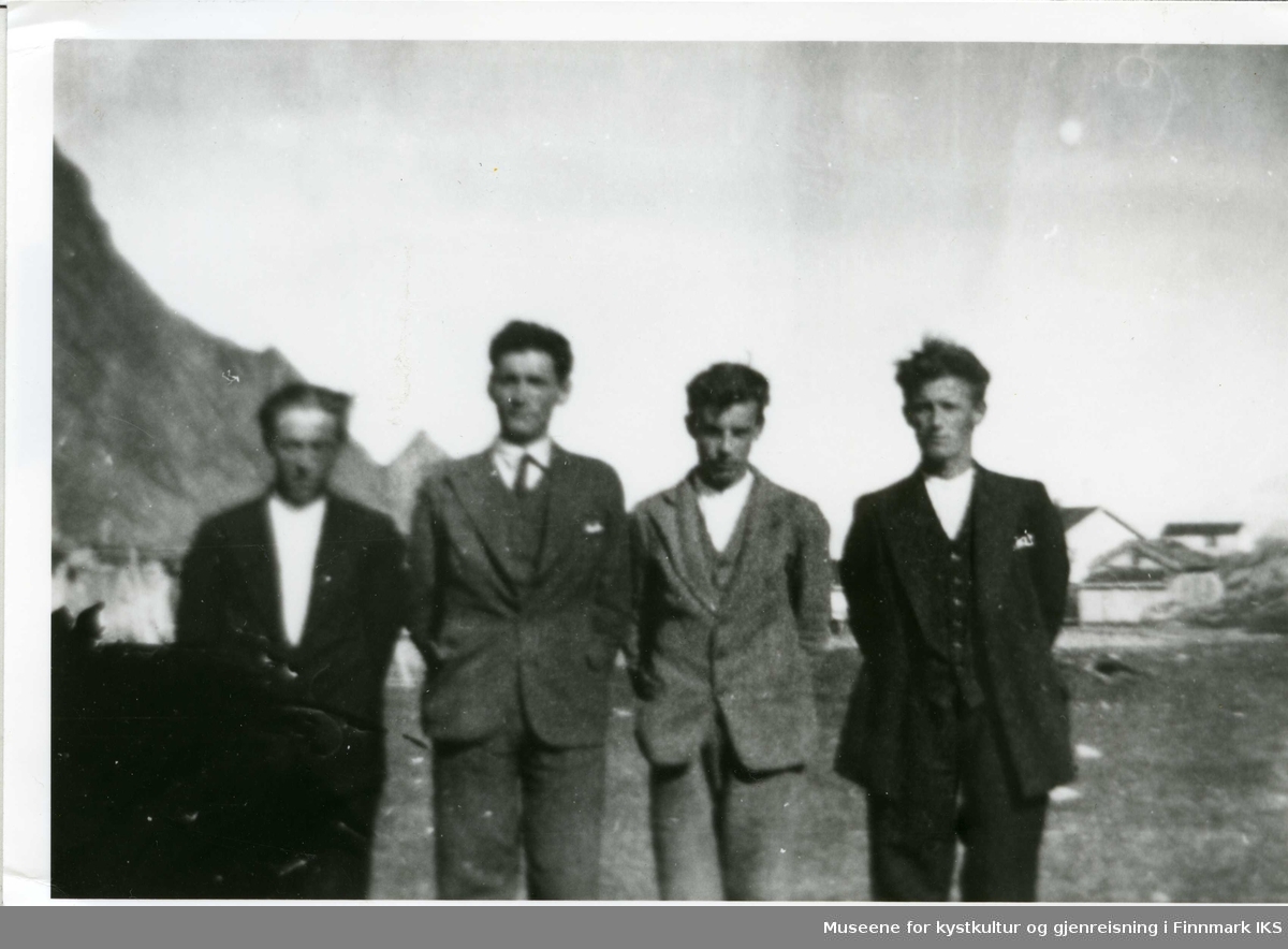 Brødrene Mathisen fra Losvik poserer for fotografen. Kristian, Åsmund, John og Leonhart. 1935.