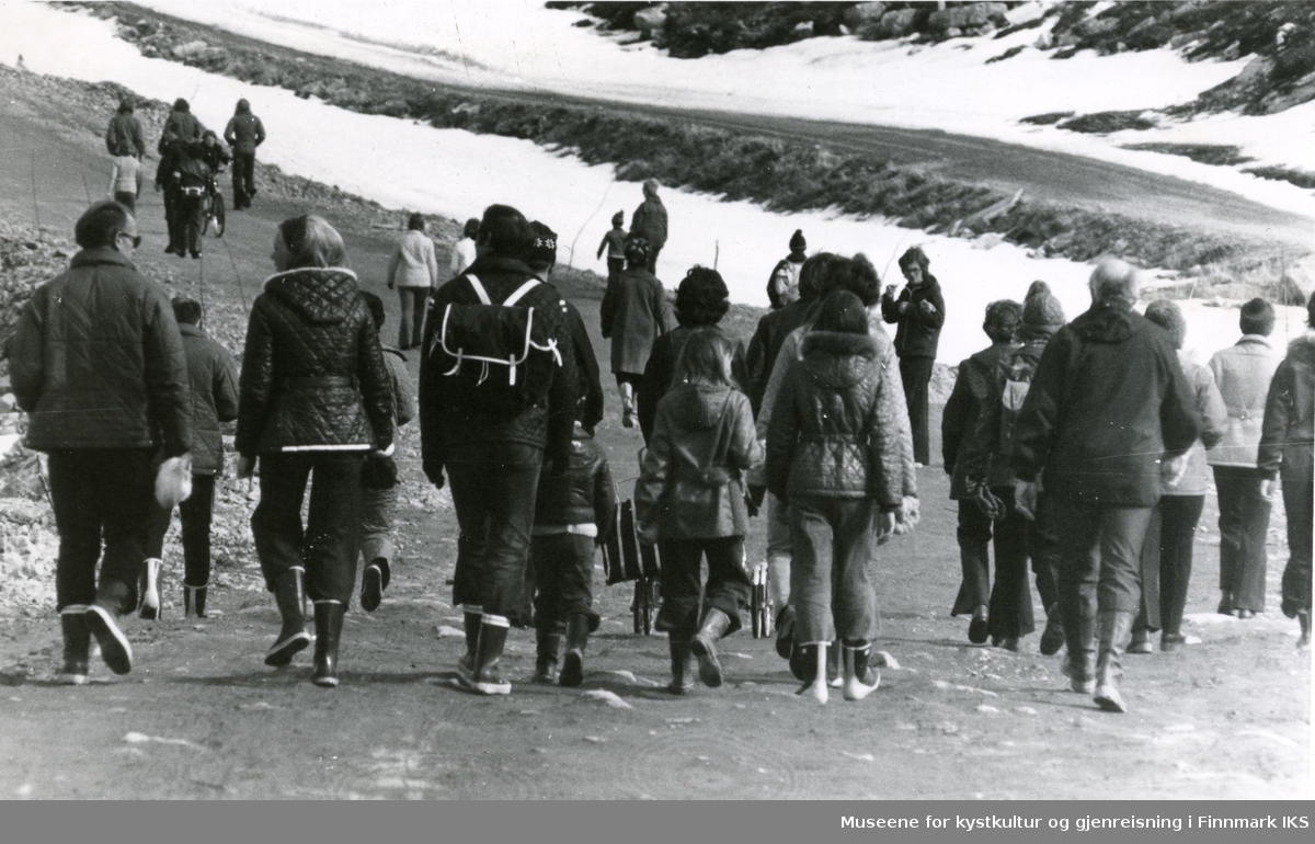 Turmarsj ble arrangert istedet for skirenn når det var lite snø. En gruppe med gummistøvler på er trolig på vei til Forsøl på 1960-tallet.