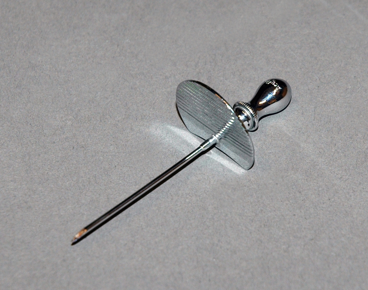 En nål med en krage ved skillet til skaftet.