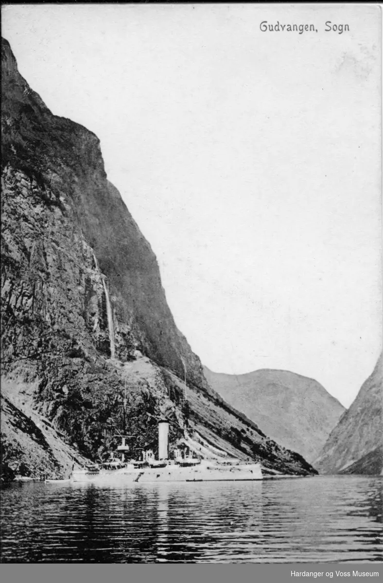 Gudvangen, krigsskip på fjorden