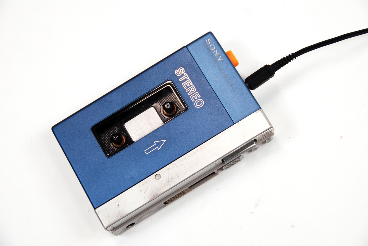 Bærbar kassettspiller for 4-spors stereo kassettbånd (MC). To innganger for hodetelefoner (stereo mini jack). Innebygd mikrofon for "Hot Line"-funksjon.