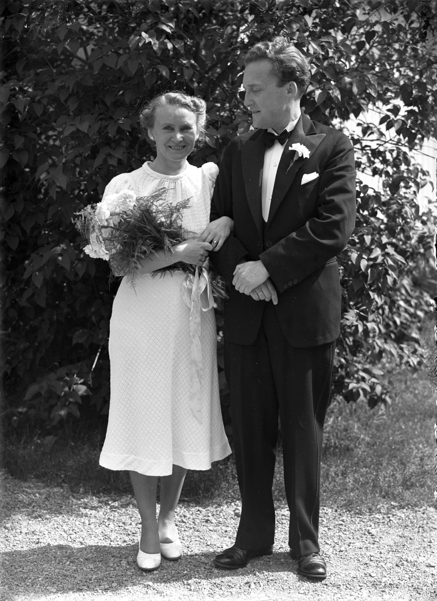 Lærer Glad med frue.
Olav Glad, født 18. 7.1904, døde 1.8.1989 giftet 30.6.1939 i Elverum med Liv f. Thornæs, født 9.11.1902, døde 11.8.1999.