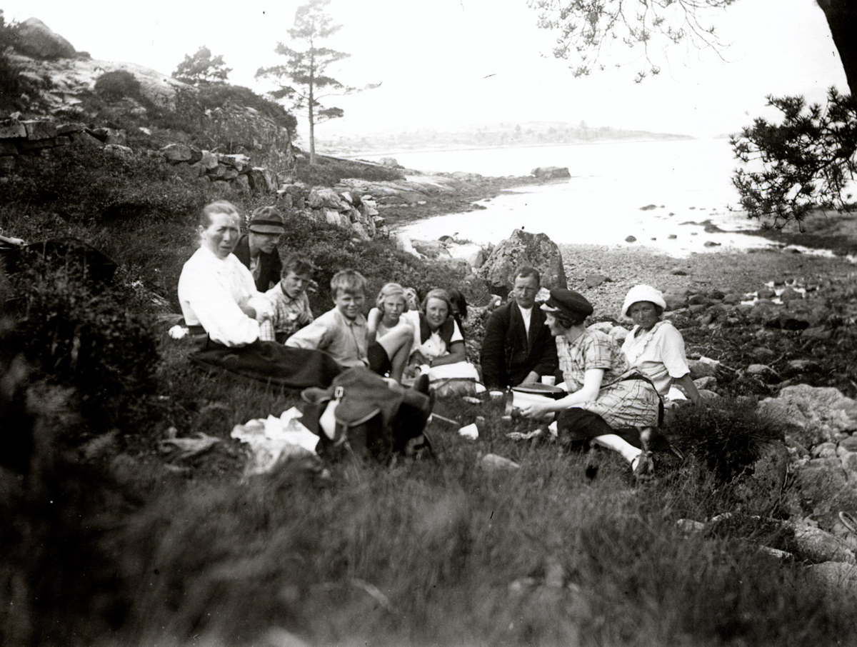 Familien Bjørkhaug på utflukt ved fjorden