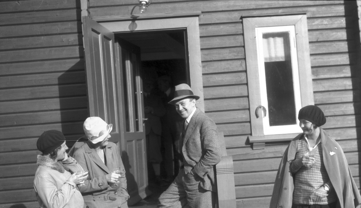 Folk utanfor Villaen i Skjeggedal i 1929.