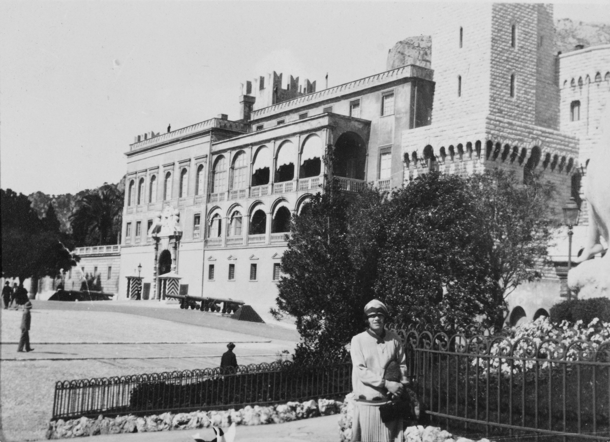 Klara Thams foran slottet i Monaco, sommeren 1928.