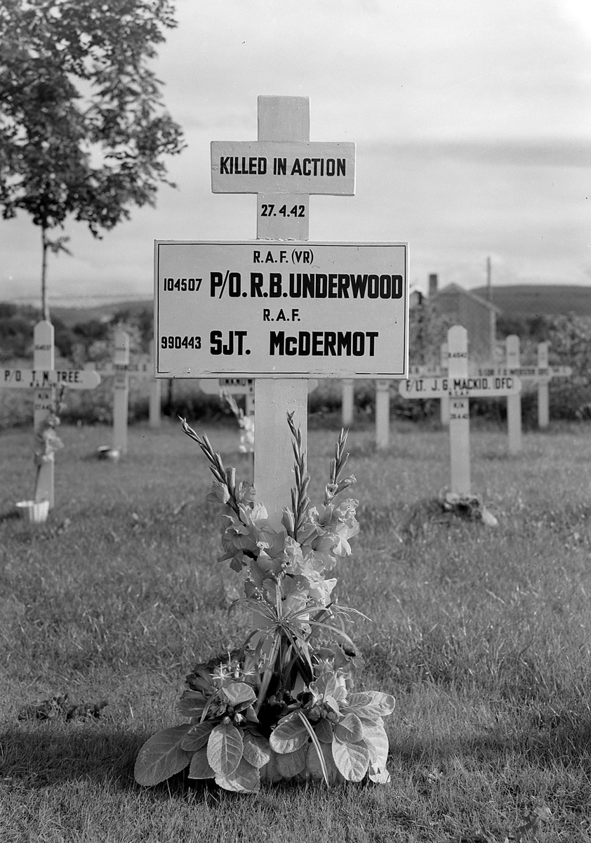 Engelske krigsgraver på Stavne. P/O Underwood og Sgt McDermott. Skutt ned i forbindelse med angrepet på Tirpitz i Fættenfjorden.