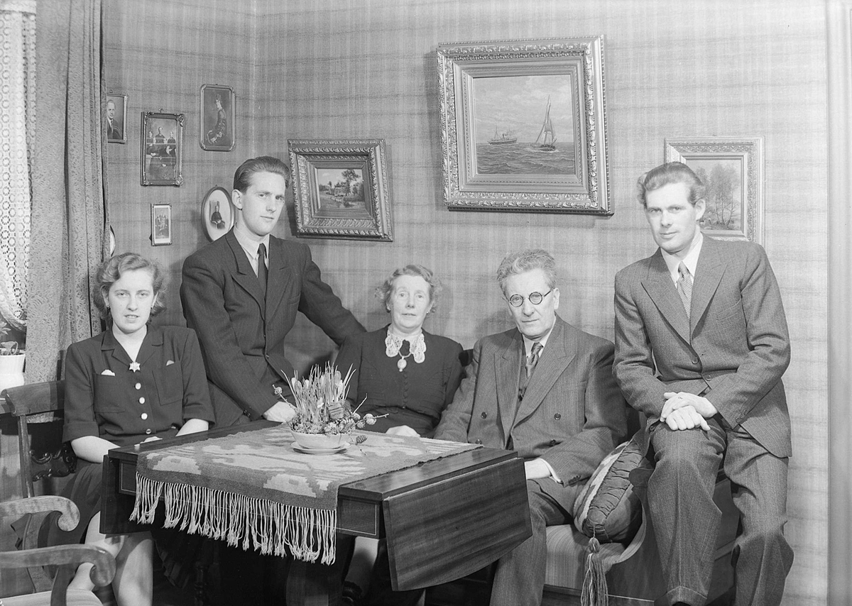 Banksjef Reidar Prøsch med familie ved feiring av hans 60-årsdag