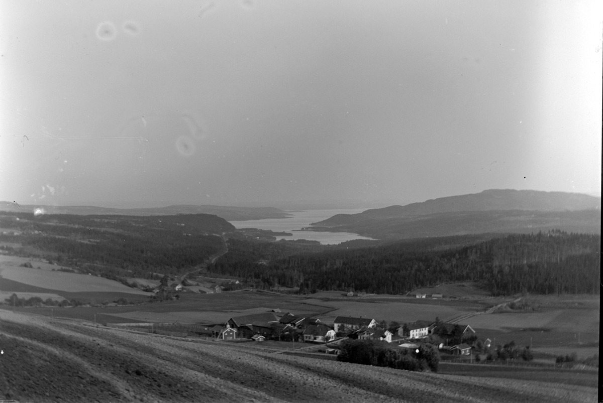 Ringsaker, Veldre, utsikt Løken østre og Løken vestre, Furnesfjorden i bakgrunnen.