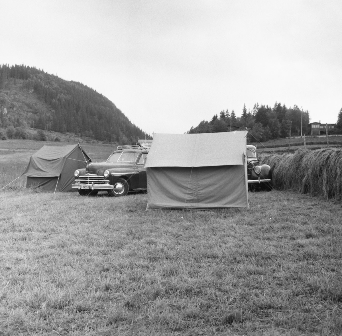 Campingturister overfor Saksvik gård på Hundhammeren med Aunvåttan til venstre