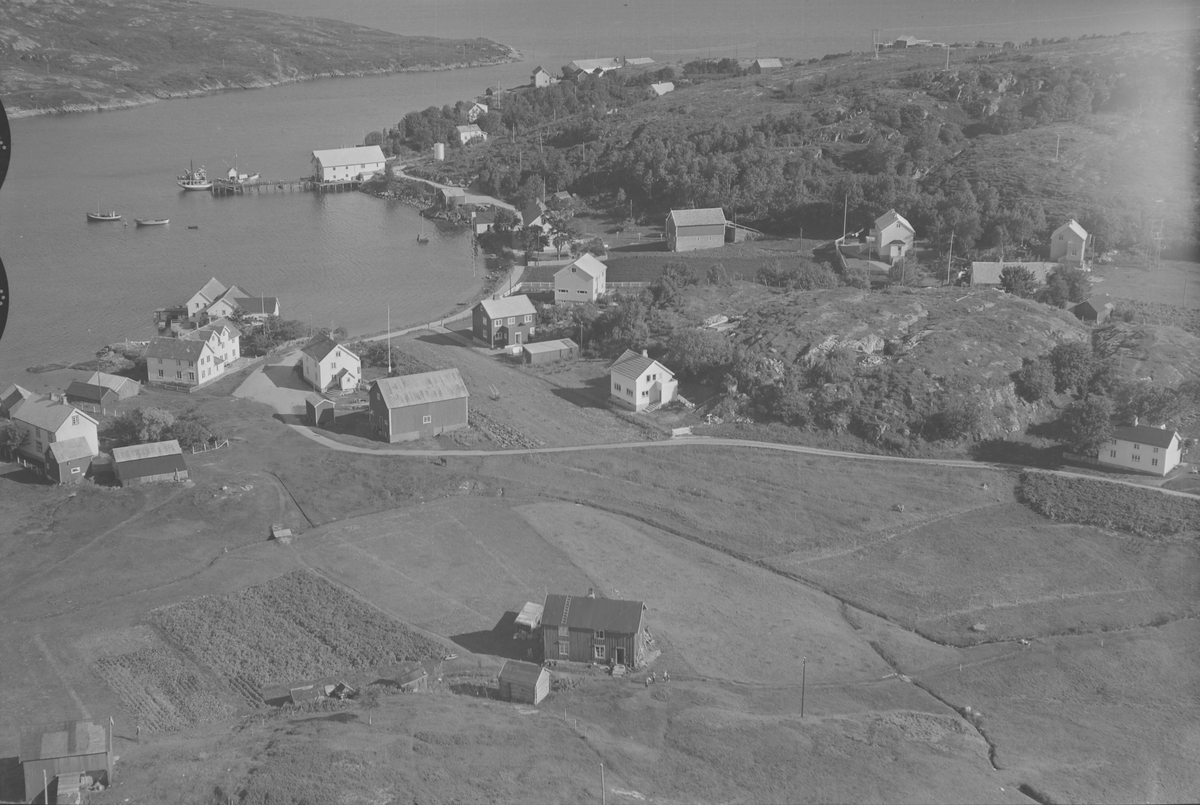 Børøysundet, Hestvika med bebyggelse og kaianlegg.