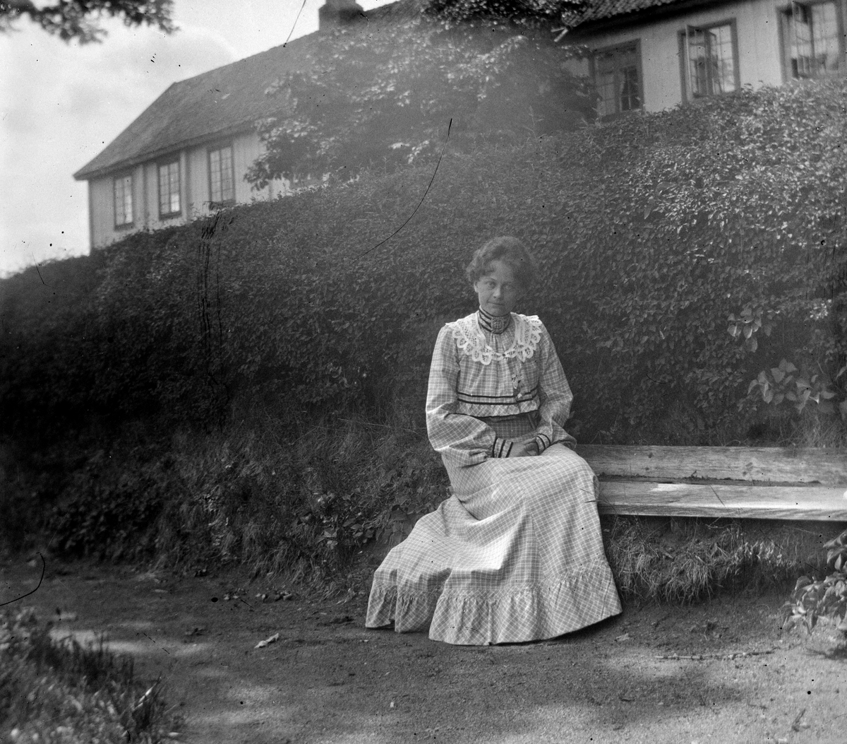 Johanne Mathea Hoel. (født 30/5-1871). Hovinsholm gård, Helgøya i Ringsaker. Foto Jacob Hoel. 