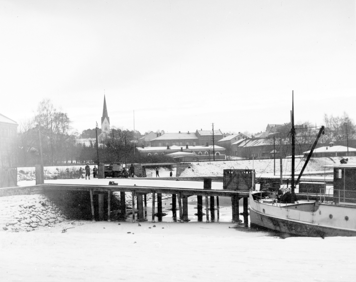 Hamar Brygge, mjøsbåter ved brygga, Mjøsa. Vinteren 1945. D/S Kvikk.