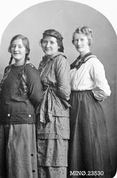 Portrett av tre unge kvinner
