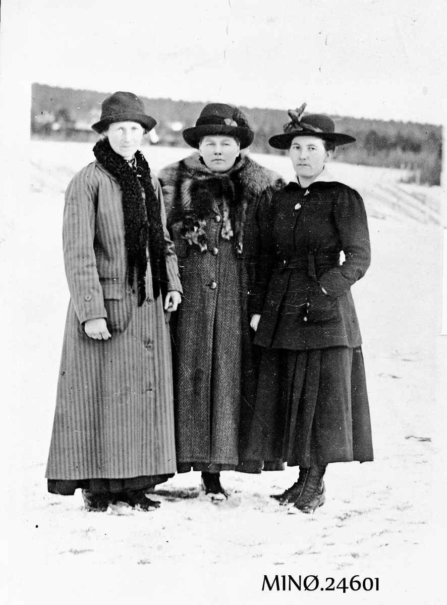 Portrett av tre kvinner i flotte vinterklær