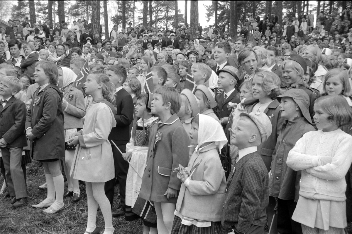 17. mai feiring i Brumunddal 1969. Nasjonaldag. Barn i Husebyparken. 