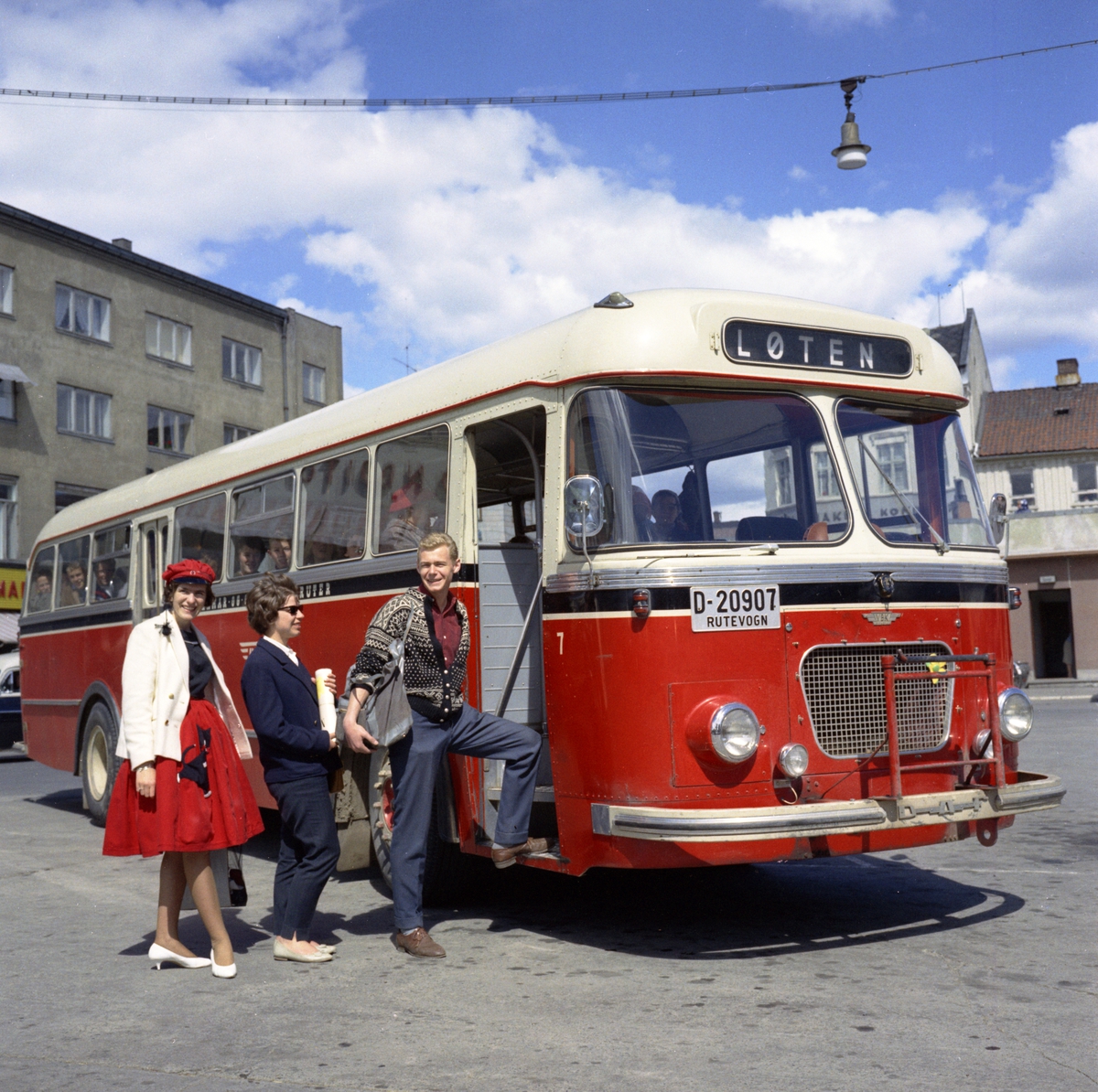 Hamar og Omland Bilruter. Buss på Østre Torg i Hamar. D-20907. "Løten-bussen" Russejente. Foto Normann mai-juli 1961. 
Opptak for Vestfold karosserifabrikk. 