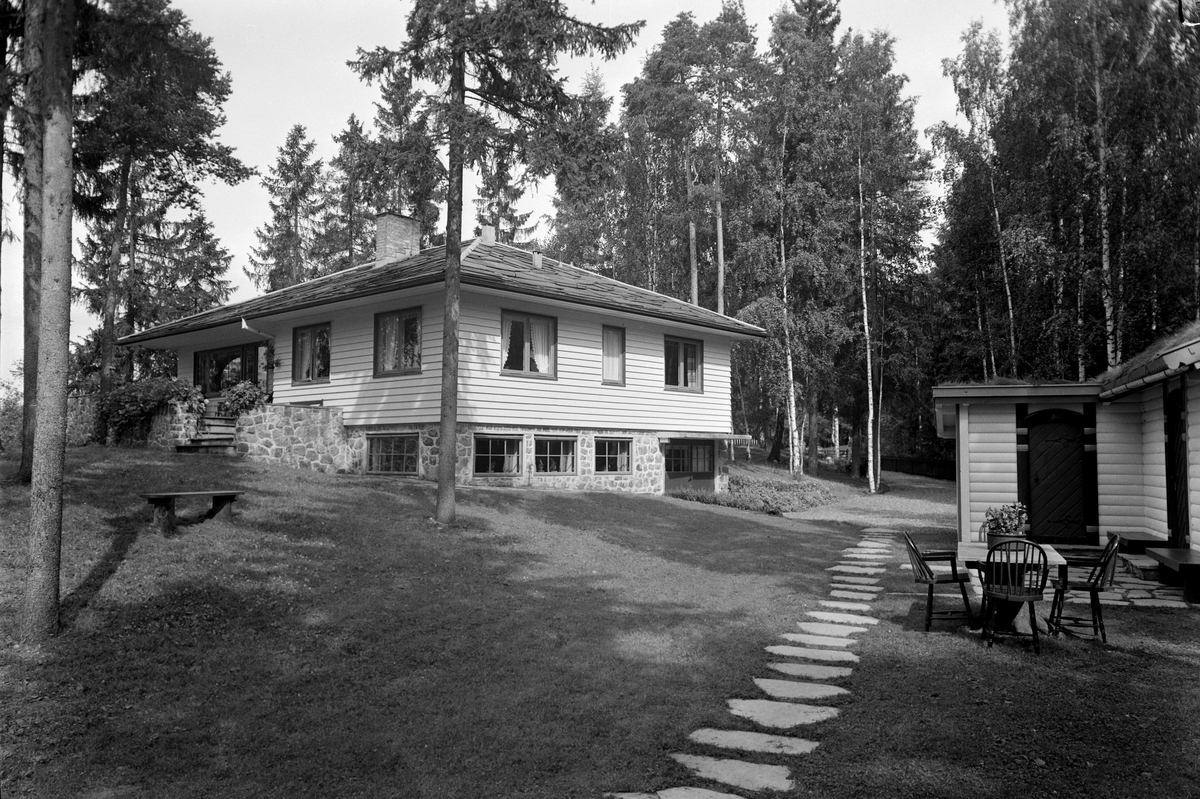 "Villa Bjørnerud" Øverkvernveien 14, Brumunddal. Boligen ble tegnet av arkitekt Rolf Prag, Hamar 1934 til Leif Bjørnerud som eide Brumunddal frørenseri. Funkis, funksjonalisme, arkitektur. 
Foto fra 1944. 