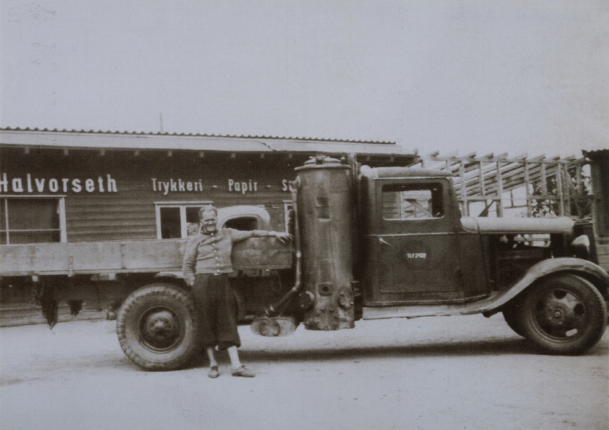 Lastebil,generator, Chevrolet(?) 1934-1935  Elverum. Tyskerbrakka på torget ca. 1944. Halvorseth trykkeri.