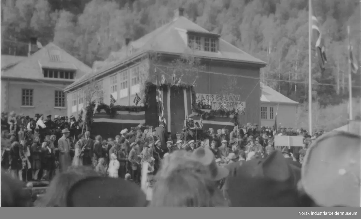 17. mai 1945. Folketogets ankomst til sportsplasen.