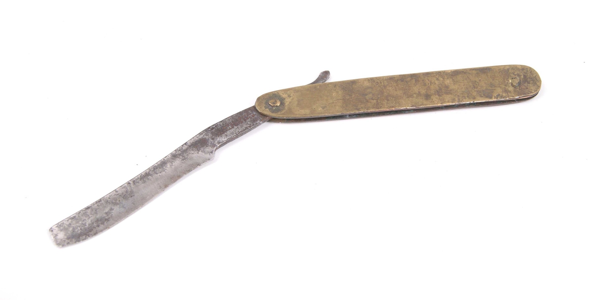 Barberkniv med hjemmelaget skaft av messingplater