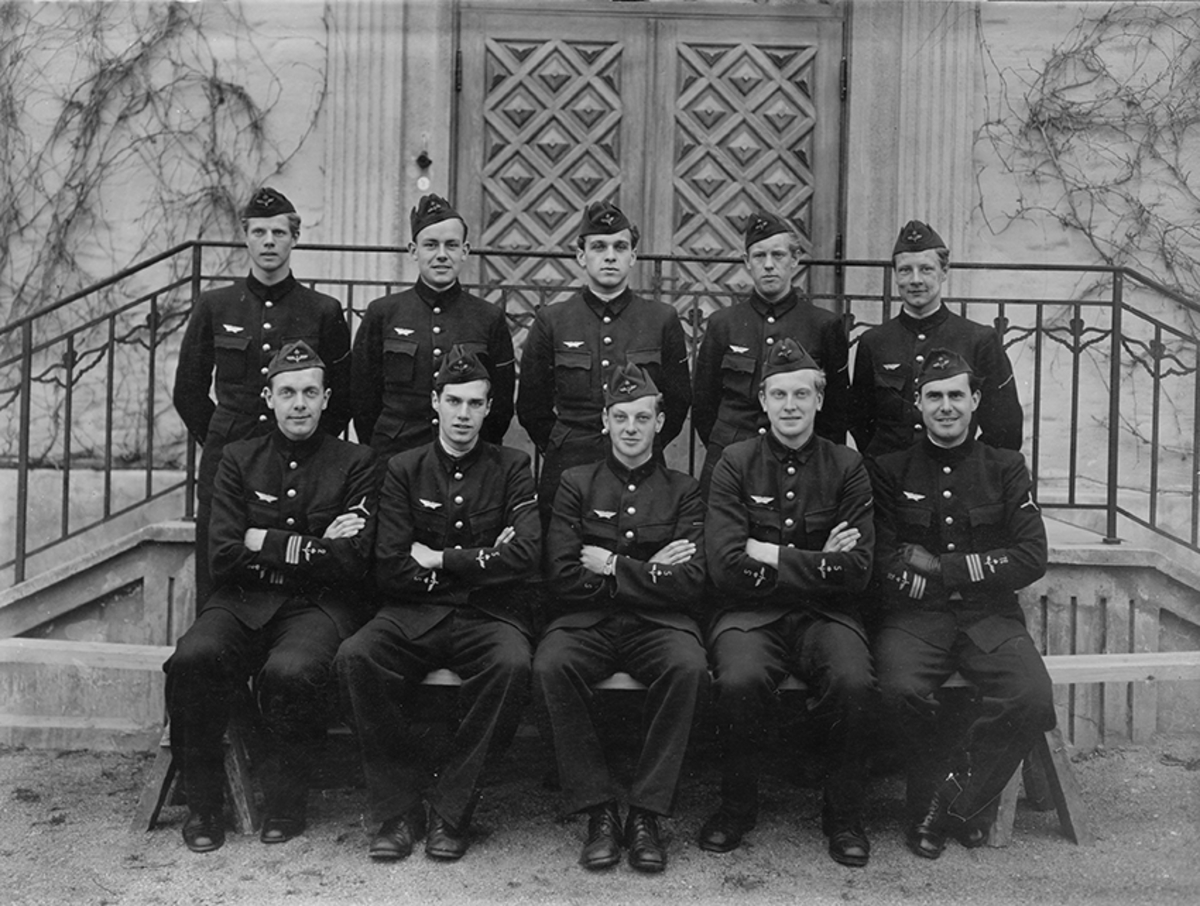 Gruppbild av aspiranter på grundläggande flygslagsutbildning på F 2 Roslagens flygflottilj, sommar 1945