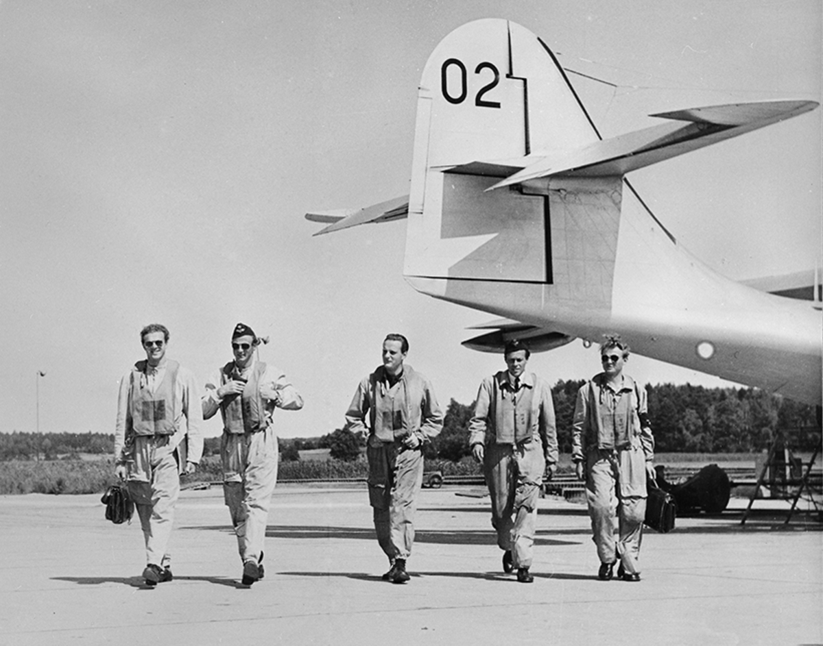 Besättningen på flygplan TP 47 Catalina. Fem besättningsmän i flygarutrustning framför flygplansstjärten på TP 47 002.