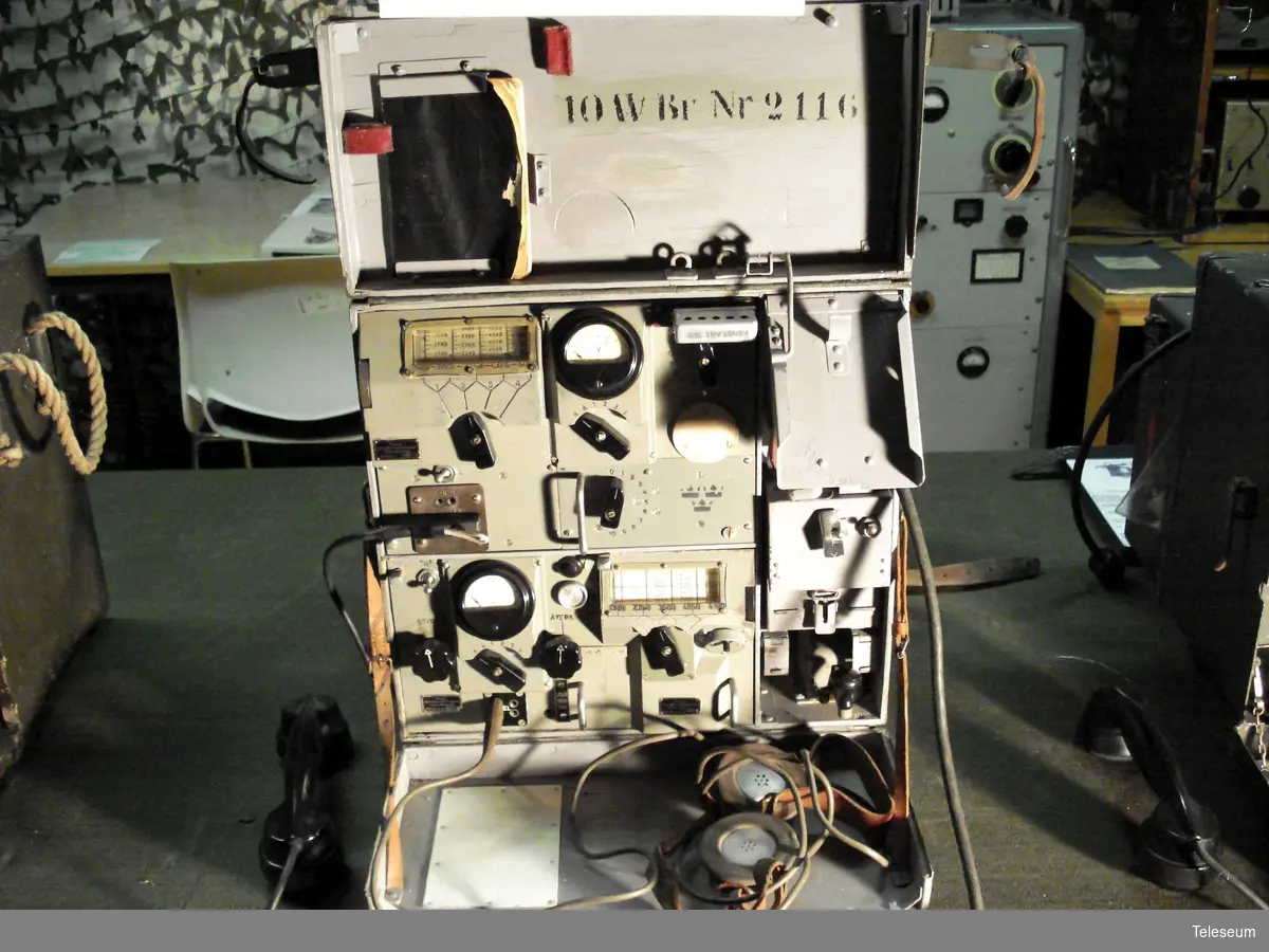Radions olika enheter monterade i låda märkt 10W Br Nr 2116.
Kortvågsstation. Stationen drevs med en handgenerator.