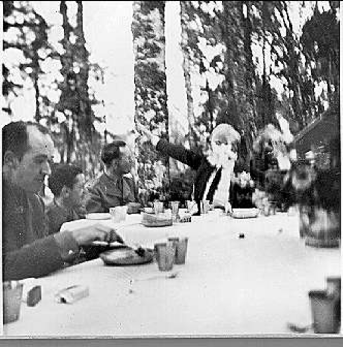 K 3 sommarmarsch till Sanna hed 1947. Från bivackmiddagen vid Gudhammar. Frans G Bengtsson var gäst vid middagen. Fotot taget vid slutet av middagen. Närmast i bild regementsintendent Hans Rumstedt.