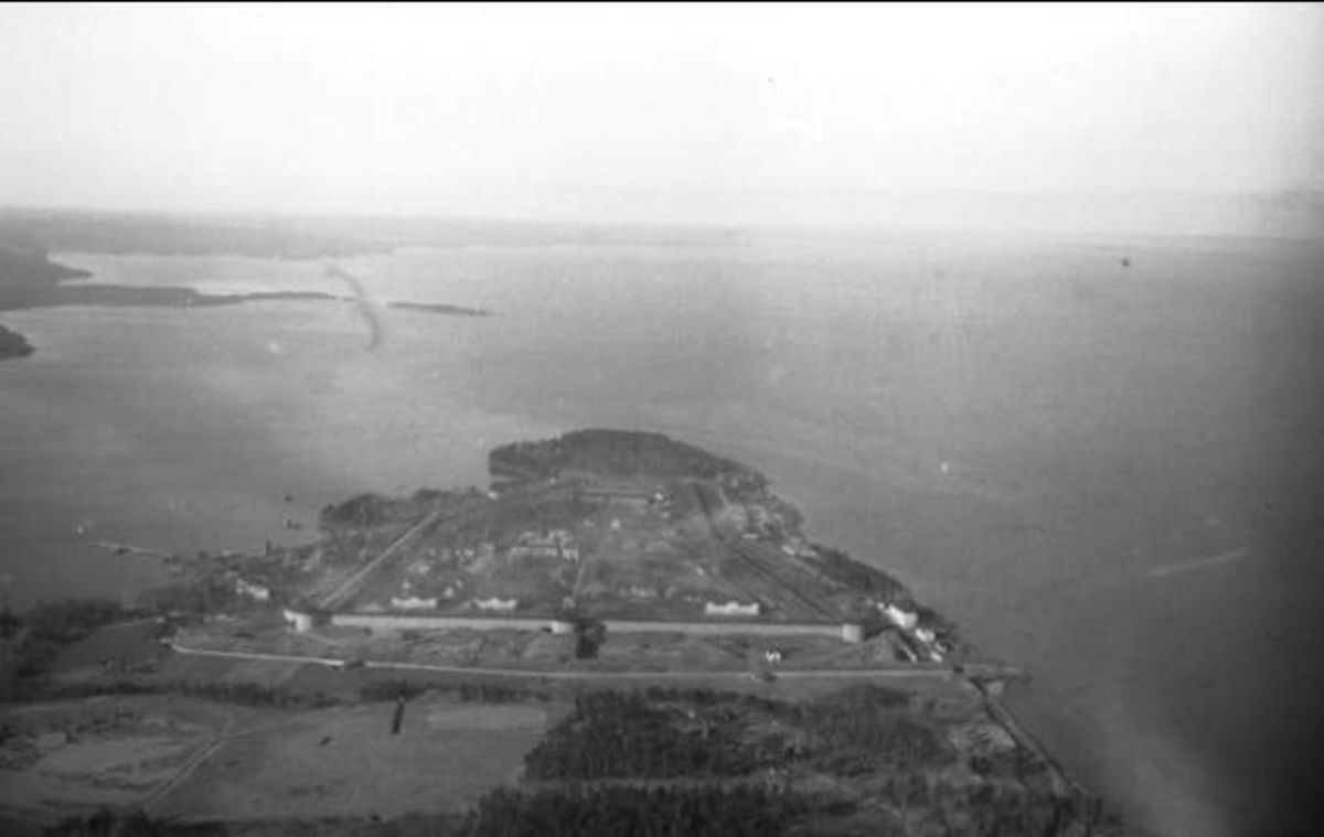 Karlsborg. Flygfoto över fästningsområdet.