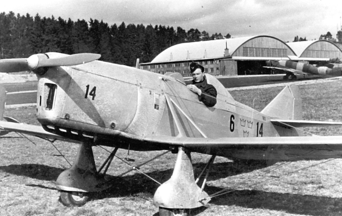 1938. F1 Västerås. Korpral Abrahamsson i flygplan P1 (Sparmanjagare) med stabens flygavdelnings märkning.