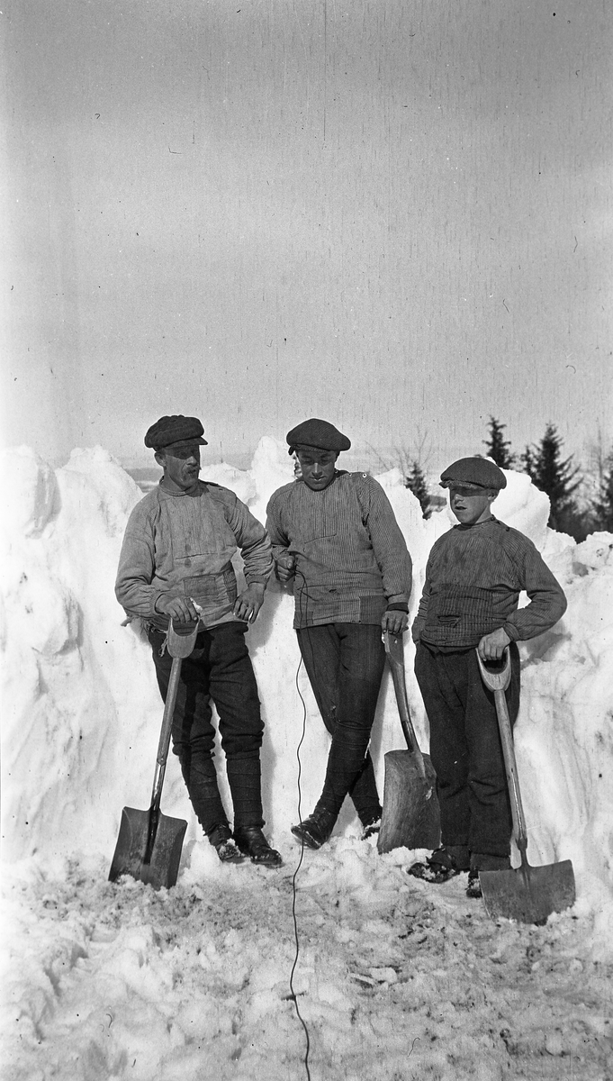 Tre arbeidskarer - Snørydding. Bildet er tatt med fjernutløser av personen i midten, Sigurd Bernhard Røisli. De to andre er ikke identifisert.
