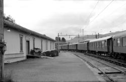 Garnes stasjon med dagtoget fra Oslo Ø til Bergen, tog 601.