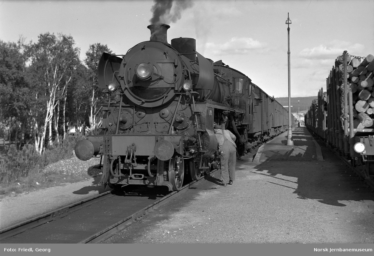 Damplokomotiv type 26c nr. 378 foran Rørosbanens dagtog 301 på Røros stasjon