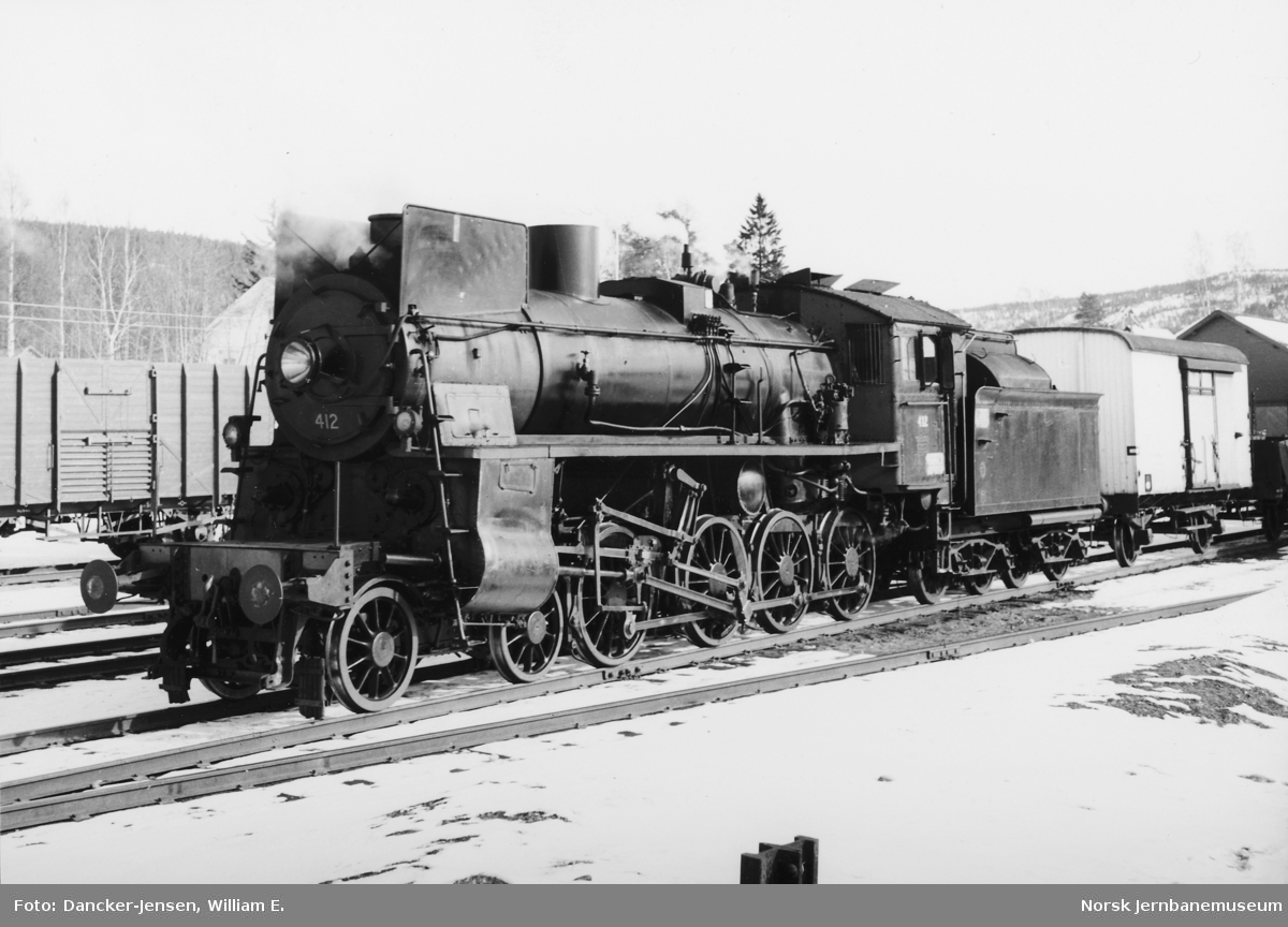 Damplokomotiv type 26c nr. 412 foran godstog på  Koppang stasjon