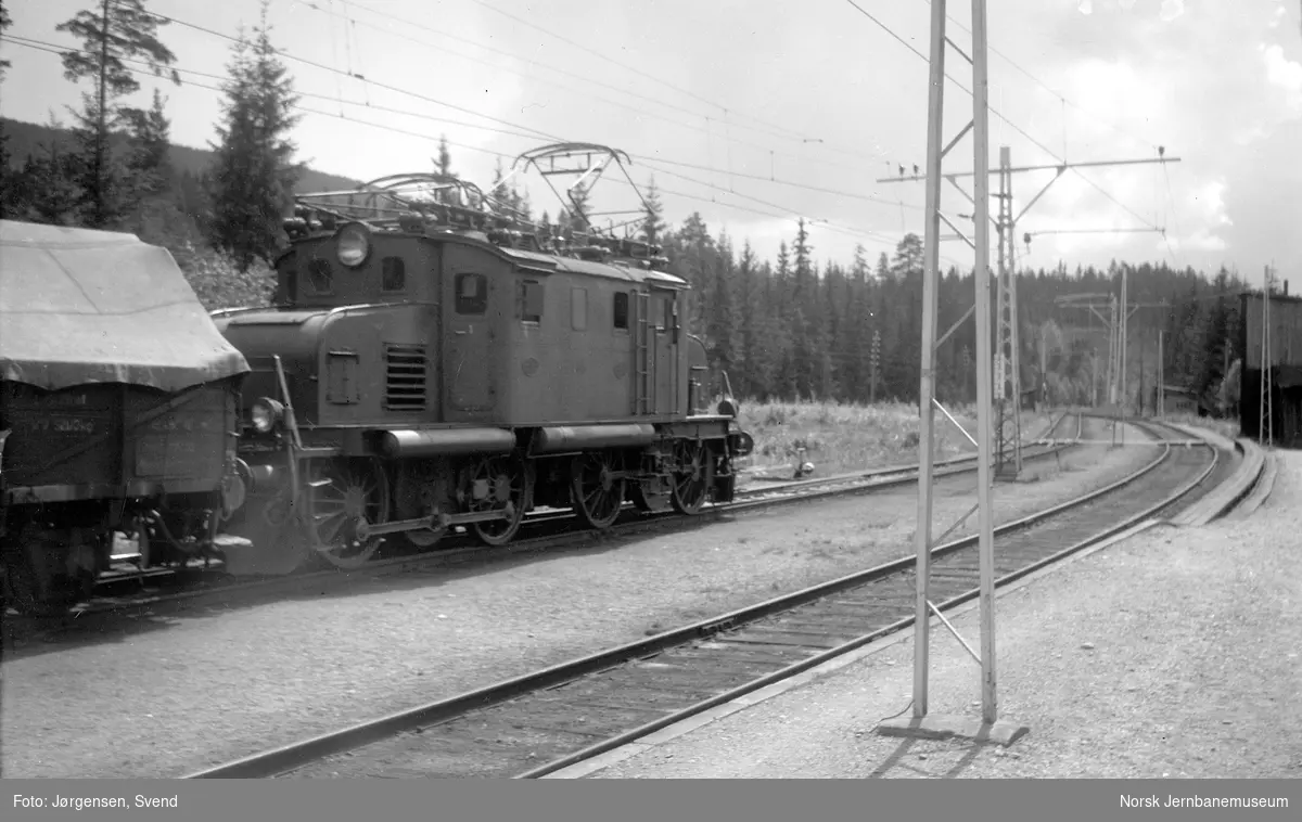 Elektrisk lokomotiv El 1 fremfor godstog på Tinnoset stasjon
