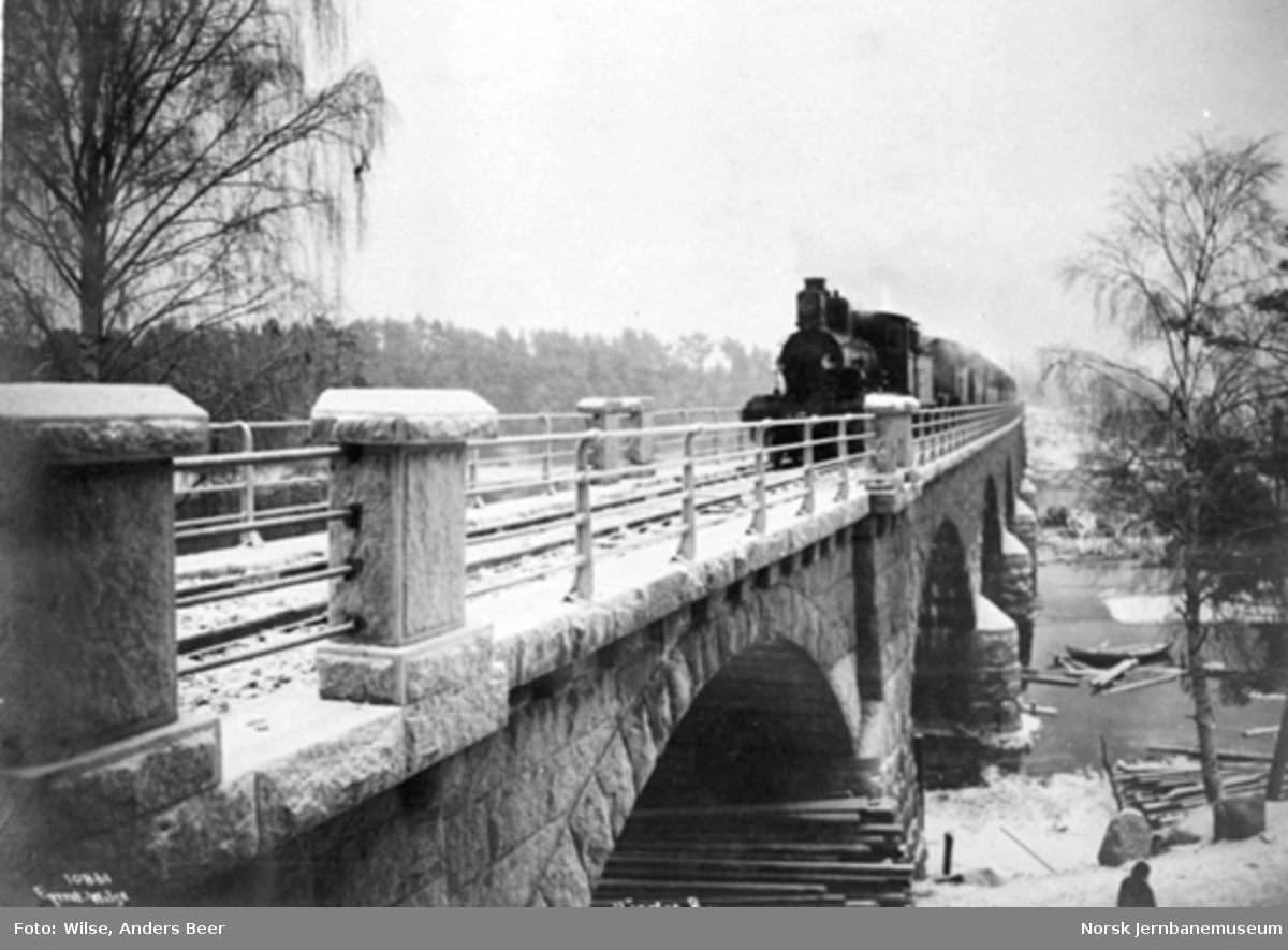 Bergensbanens åpningstog på brua over Begna på Hønefoss