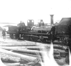 Kongsvingerbanens lokomotiv nr. 5 (senere nr 17); tømmer i f