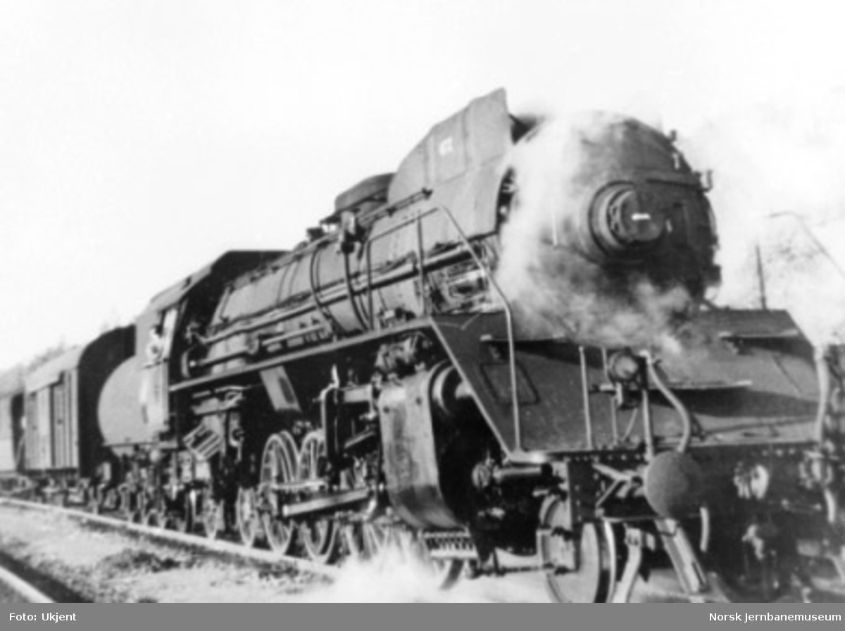 Damplokomotiv type 49c nr. 472 foran tog