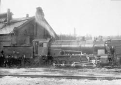 Damplokomotiv type 29a nr. 169 med personale utenfor stallen