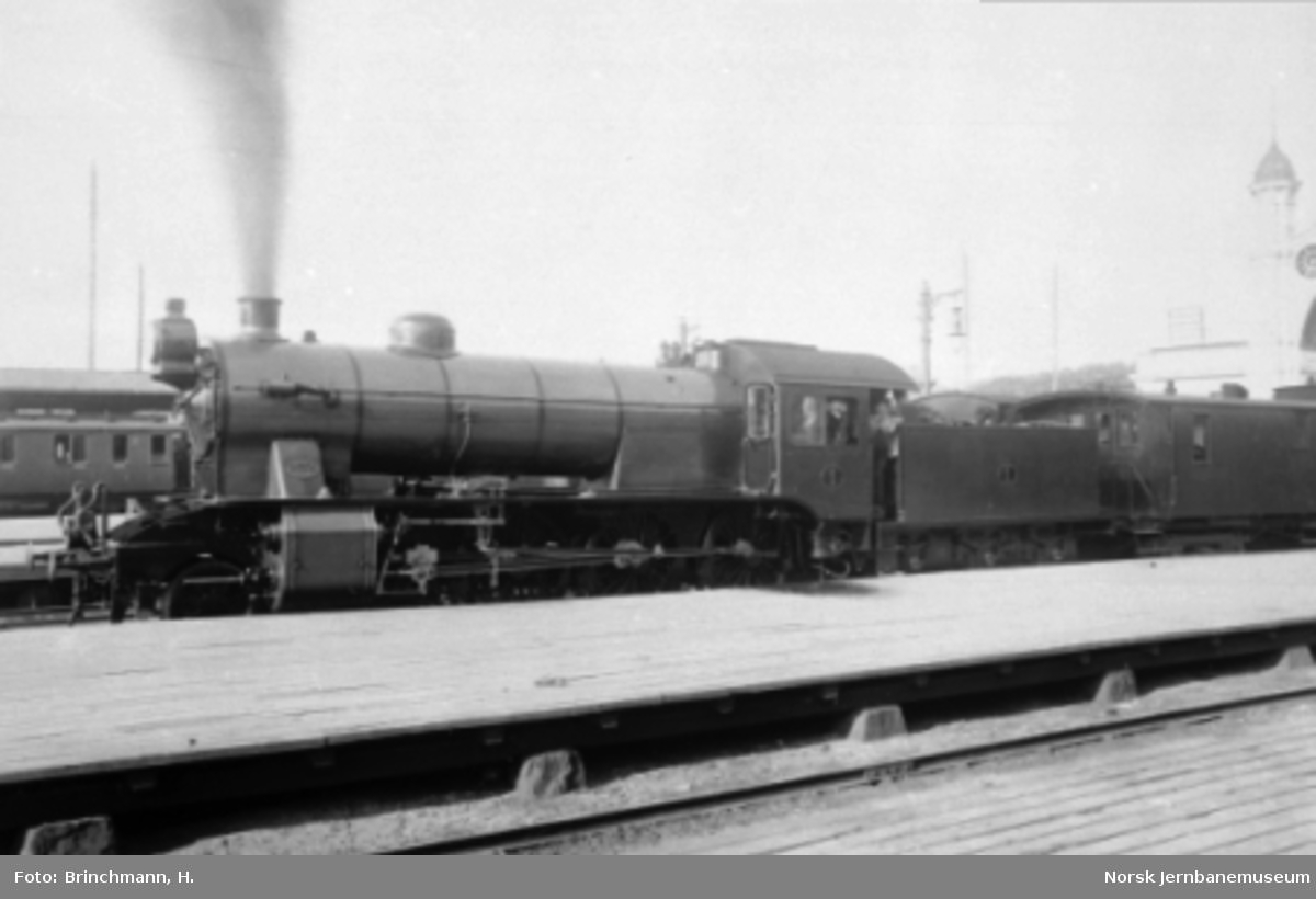 Hovedbanens damplokomotiv litra A nr. 1 foran tog på Østbanestasjonen