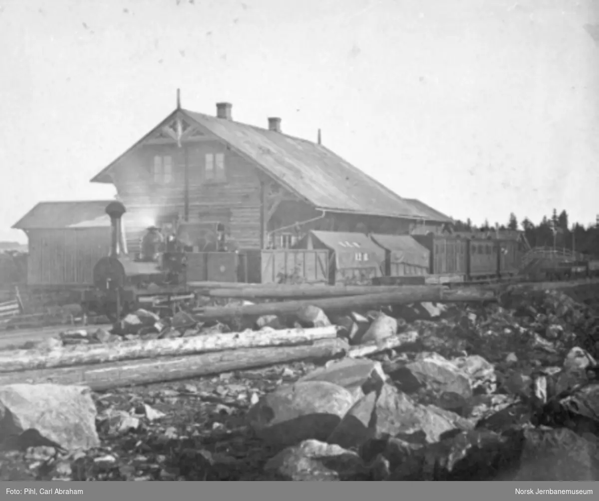 Damplokomotiv nr. 3 med blandet tog på Berg (Løten) stasjon